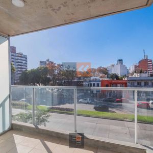 Edificio De Viviendas De 1 Y 2 Dormitorios Con Patio Verde.