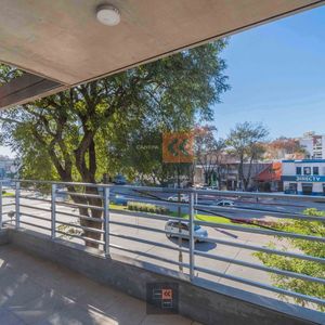 Edificio De Viviendas De 1 Y 2 Dormitorios Con Patio Verde