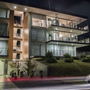 Venta Apartamento 2 Dorms 2 Baños 160m2 Garaje En Playa Mansa, Punta Del Este