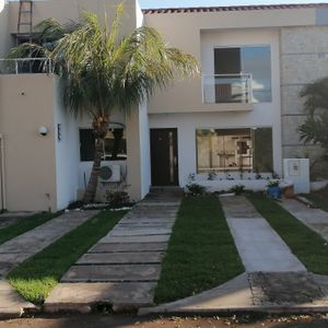 Hermosa Y Amplia Casa En Venta Ubicada En La Av. Alemana Entre 7mo Y 8vo Anillo