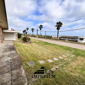 Venta De Casa Frente A Playa Del Balneario Costa Azul, Canelones.