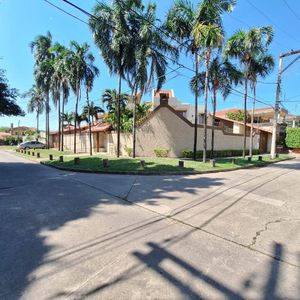 Hermosa Casa En Venta En Esquina Con Piscina  Zona Noreste 