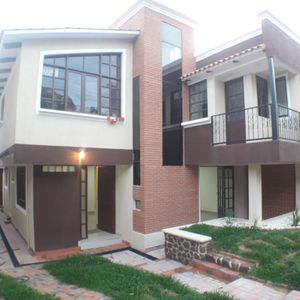 Hermosa Casa En Venta Sobre Avenida Proximo Lomas De Aranjuez