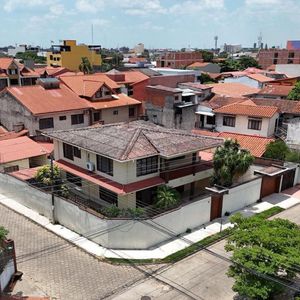 Casa De 4 Dormitorios Amoblada En Venta Sobre Av. Canal Cotoca 