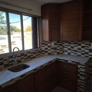 Dueño Vende Apartamento Cómodo Al Fondo Primer Piso Por Escalera.