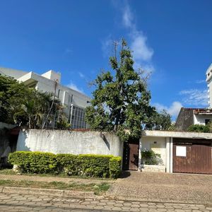 Terreno En Venta  Por Av Las Americas, Con Casa Antigua