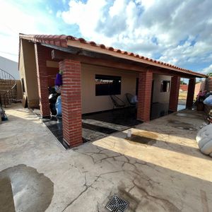 Casa Esquinera Con 2 Tiendas Comerciales Ideal Para Vivir E Invertir