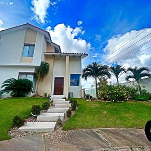 Casa En Venta O Anticretico, Condominio Santa Cruz De La Colina, Urubo
