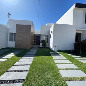 Casa De Una Planta En Alquiler – Cond. Jardines Del Urubó 2