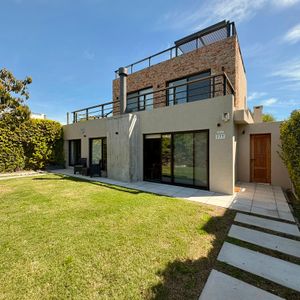 Alquilo Casa De 3 Dormitorios Por Temporada - Península De Punta Del Este