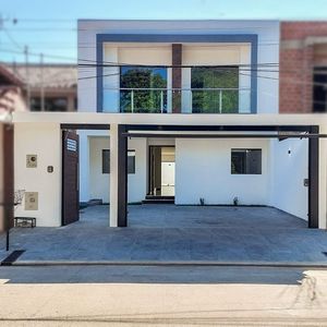 Casa En Venta Con 5 Dormitorios En Suite En Av. Alemana