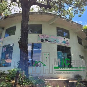 Casa Con Amplio Terreno Sobre Avenida Doble Via La Guardia