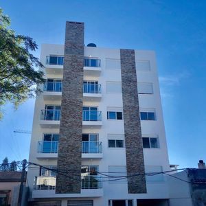 Amplio Y Luminoso Apartamento En Plata Baja Con Parrillero En Monte Caseros