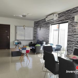Casa En Venta De 2 Plantas, 3 Dormitorios, Zona Norte Jardines Riviera