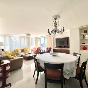 Amplio Departamento En Venta De 3 Suites