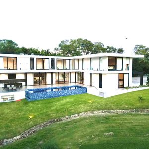 Casa De Lujo Amoblada En Venta A Estrenar En Urubo Golf 