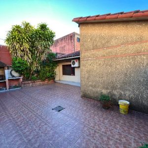 Casa Con Tiendas  En Alquiler
