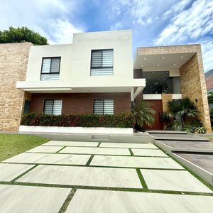 Casa En Alquiler Con 4 Dormitorios En Suites - Condominio Río Sierra, Urubó