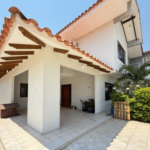 Casa En Venta De 5 Dormitorios + Estudio