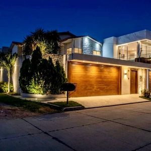 Hermosa Casa En Venta, Zona Norte.