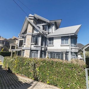 Hermosa Casa En Venta De 4 Dormitorios En Achumani En Condominio Privado