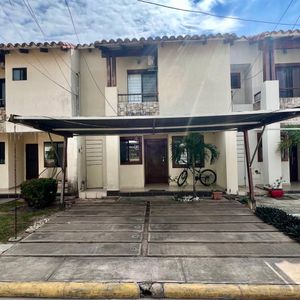 Casa En Alquiler - Condominio Versalles