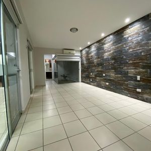 Hermosa Casa En Alquiler De 4 Dormitorios En Condomio Privado