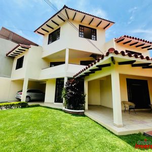 Casa En Venta En Esquina Con 2 Departamentos