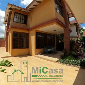 Linda Y Amplia Casa De 2 Plantas - 3 Dormitorios