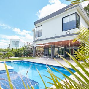 Exclusiva Casa  En Venta Urubo Golf