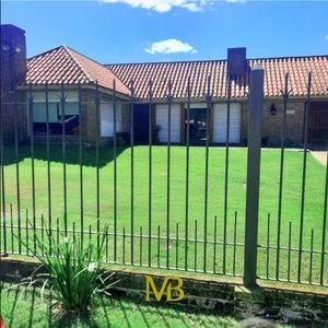 Casa En Venta En Carrasco, 5 Dormitorios, 3 Baños, 900 M2.
