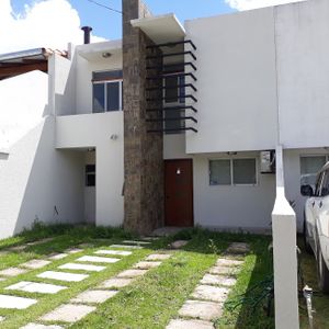 Hermosa Casa En Anticretico En  60.000 $ En Condominio Cerrado En Zona Norte