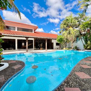 Casa De Lujo En Alquiler Con Piscina Propia