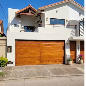 Casa En Venta De 4 Dormitorios, Mutualista Entre 2do Y 3er Anillo