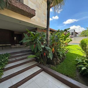 En Venta! Amplia Casa En Esquina En Equipetrol