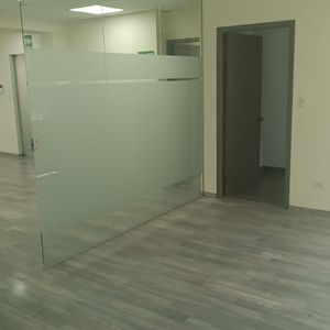 Oficina Moderna En Alquiler, Con Rollers Y Luminarias Led En Calacoto.