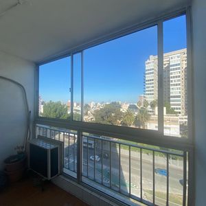 Alquiler Apartamento De 3 Dormitorios 2 Baños, Balcon Al Frente, Amoblado, 1 Unidad Por Piso, Piso Alto, Frente Al Hospital De Clinicas.