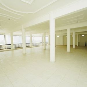 En Alquiler Imponente Local Comercial Sobre Av. Principal 3 Pasos Al Frente 