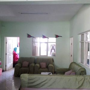 Casa 3 Plantas Con Deptos Y 2 Tiendas