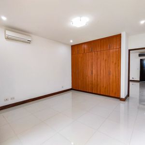 Elegante Dpto. En Alquiler En La Av. Roca Y Coronado (rodeado De Naturaleza)