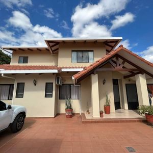 Casa  Con Piscina Y Mas De 5 Dormitorios.