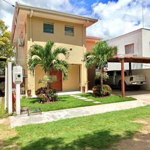 Casa Amplia En Venta Zona Este