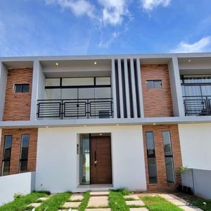 Casa En Venta A Estrenar De 4 Dormitorios, Zona Norte 6to Anillo