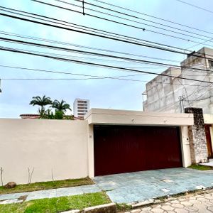 En Sirari, Se Alquila Amplia Casa Ideal Para Empresa