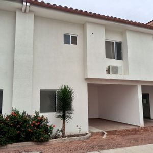 Alquiler Casa De 2 Plantas Y 3 Dormitorios Con Dependencias En Cond. Jerusalen