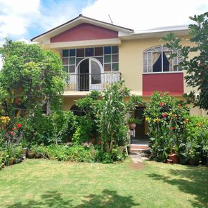 Amplia Casa Con Hermoso Jardín A Pasos De La Avenida Siles