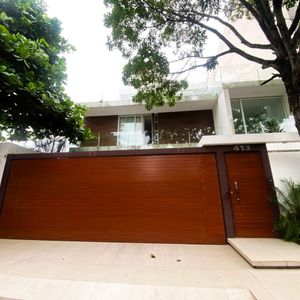 En Venta! Espectacular Casa De 5 Dormitorios En Equipetrol