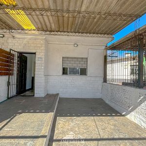 Casa De Bajos En Pérez Castellanos,2 Dormitorios, Monoambiente Y Barbacoa