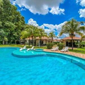 Bellísima Casa En Venta - Condominio Zona Norte
