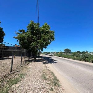 Casa Con Tiendas Sobre Avenida